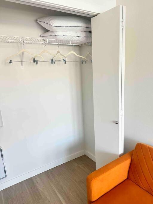 Modern Apartment Downtown Tacoma Near The Convention Center, Free Netflix , King Size Bed & Futon Sofa Bed , Ac, Great Amenities Rooftop, Self-Check-In 外观 照片