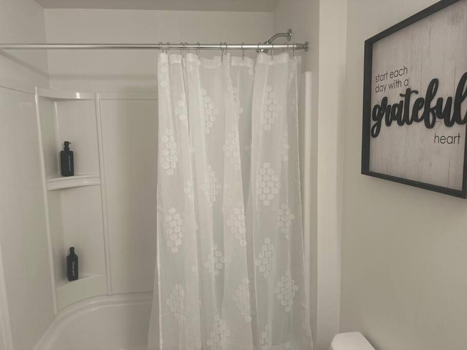 Modern Apartment Downtown Tacoma Near The Convention Center, Free Netflix , King Size Bed & Futon Sofa Bed , Ac, Great Amenities Rooftop, Self-Check-In 外观 照片
