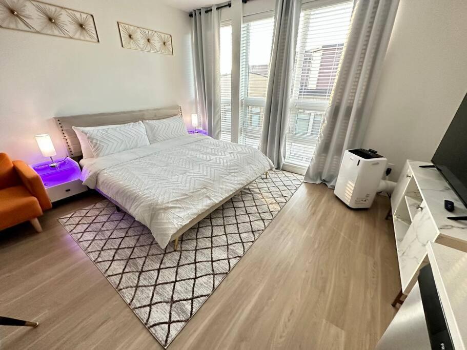 Modern Apartment Downtown Tacoma Near The Convention Center, Free Netflix , King Size Bed & Futon Sofa Bed , Ac, Great Amenities Rooftop, Self-Check-In 外观 照片