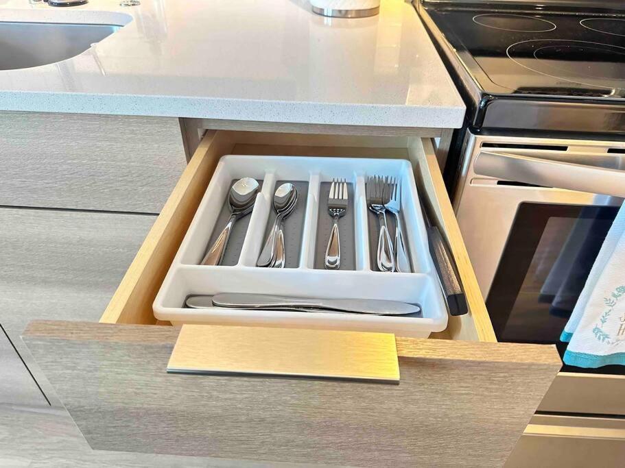 Modern Apartment Downtown Tacoma Near The Convention Center, Free Netflix , King Size Bed & Futon Sofa Bed , Ac, Great Amenities Rooftop, Self-Check-In 外观 照片