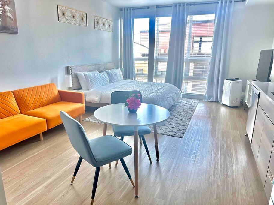 Modern Apartment Downtown Tacoma Near The Convention Center, Free Netflix , King Size Bed & Futon Sofa Bed , Ac, Great Amenities Rooftop, Self-Check-In 外观 照片