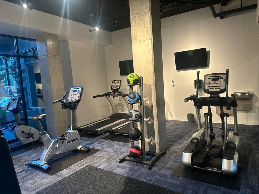 Modern Apartment Downtown Tacoma Near The Convention Center, Free Netflix , King Size Bed & Futon Sofa Bed , Ac, Great Amenities Rooftop, Self-Check-In 外观 照片